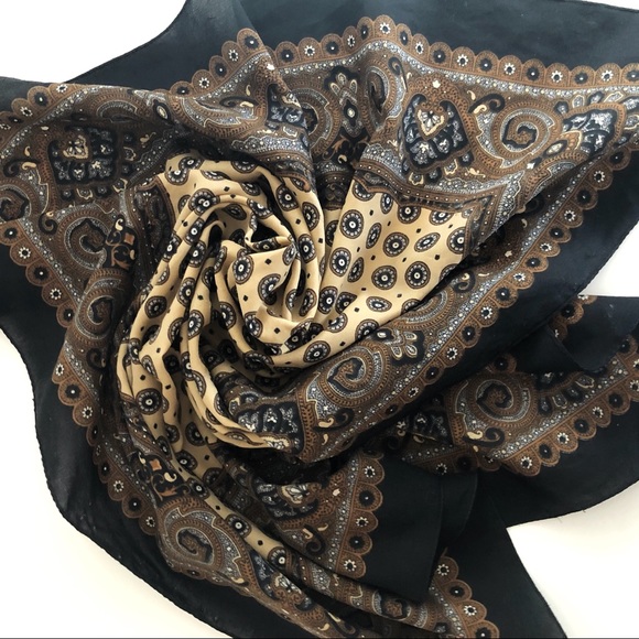 🧡Free with bundle | Patterned Scarf - Picture 3 of 4